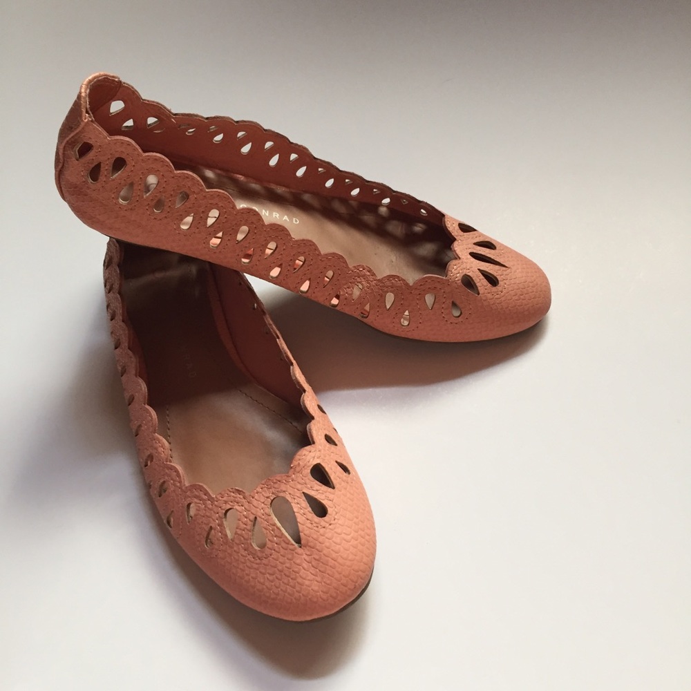 LC Lauren Conrad scallop flats